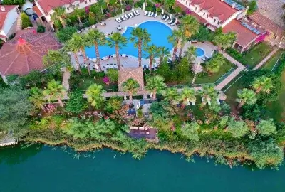 Nehir kenarında palmiye ağaçlarının gölgesinde huzurlu bir kaçamak – Dalyan Resort & Spa